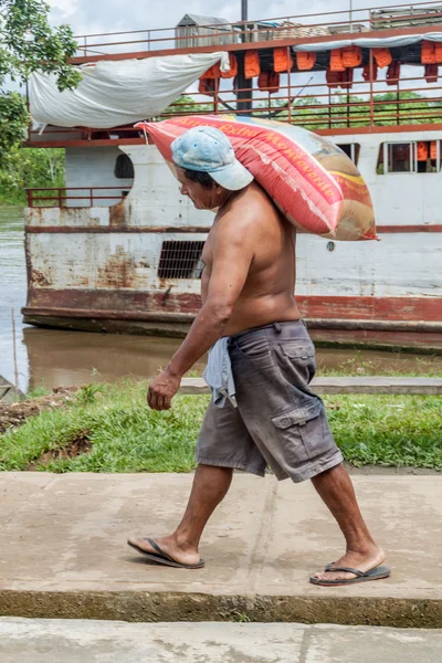 Pantoja, Peru - 12 Temmuz 2015: Mürettebat tekne kargo Pantoja Köyü, Peru kaldırır