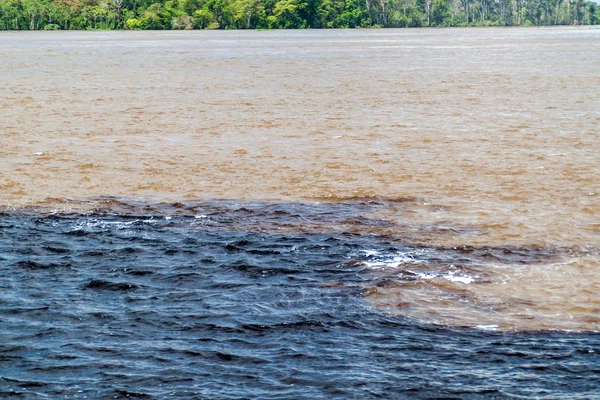 水的会议 Encontro Aguas 是里约黑人河 与黑暗的水 和更轻的亚马逊河或里约热内卢之间的汇合 Solimoes — 图库照片