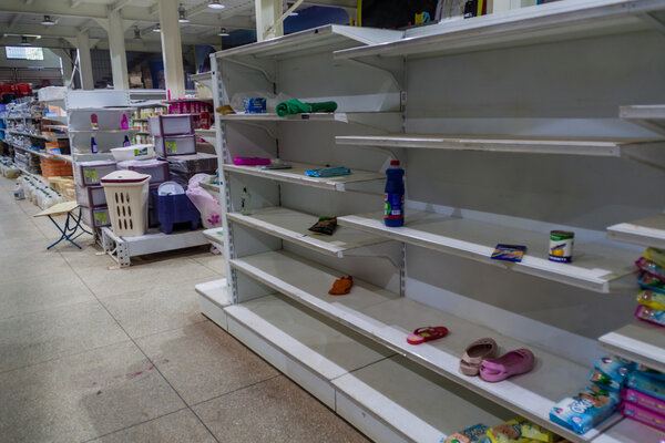 САНТА ЕЛЕНА ДЕ УЭЙРЕН, ВЕНА - 12 августа 2015 года: Пустые полки в супермаркете. Нехватка элементарных поставок в Венесуэле распространена
.