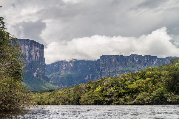 Река Каррао и тепуи (столовая гора) Ауян в национальном парке Кананда, Венесуэла

