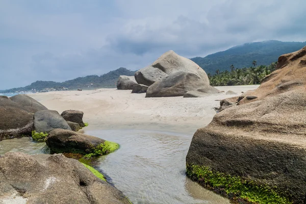 Enormi Massi Una Spiaggia Nel Parco Nazionale Tayrona Colombia — Foto Stock