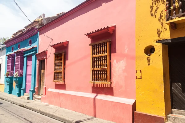 在哥伦比亚卡塔赫纳中心的五颜六色的房子 — 图库照片