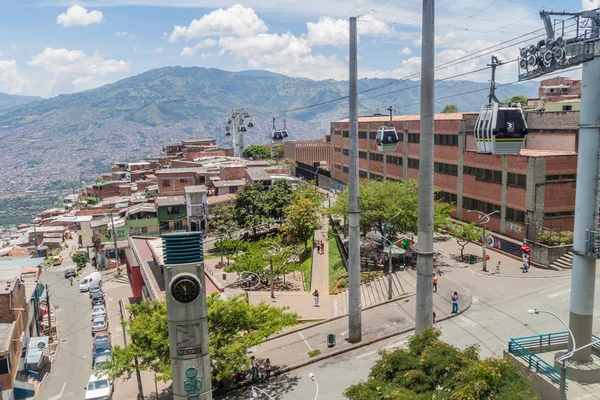 Medellin Kolumbie Září Medellín Tramvajový Systém Spojuje Chudých Čtvrtí Kopcích — Stock fotografie