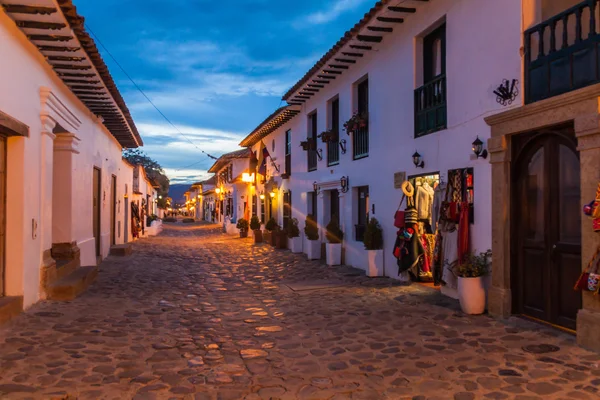 夜のコロンビアの植民地町ビージャ レイバの石畳の通りの不機嫌そうなビュー — ストック写真