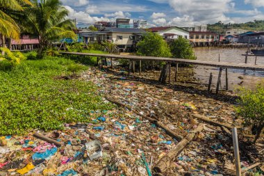 Brunei 'nin başkenti Bandar Seri Begawan' daki Kampong Ayer su kasabasında çöp.