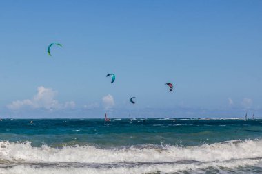 CABARETE, DOMINICAN REPUBLIC - 13 Aralık 2018: Cabarete, Dominik Cumhuriyeti 'nde uçurtma