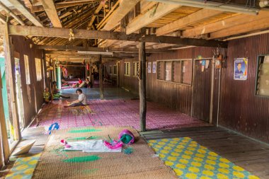 SARAWAK, MALAYSIA - 2 Mart 2018: Batang Rejang nehri yakınlarındaki geleneksel bir uzun evin ortak alanı, Sarawak, Malezya