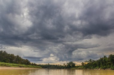 Kinabatangan nehri üzerindeki kara bulutlar, Sabah, Malezya