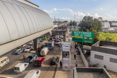 SANTO DOMINGO, DOMINICAN REUBLIC - 8 Kasım 2018: Dominik Cumhuriyeti 'nin başkenti Santo Domingo' nun yükseltilmiş metro hattı.