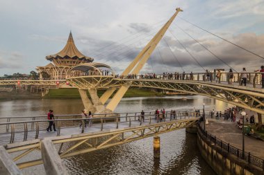 KUCHING, MALAYSIA - 4 Mart 2018: Darul Hana Köprüsü ve Sarawak Devlet Meclisi Binası Kuching, Malezya