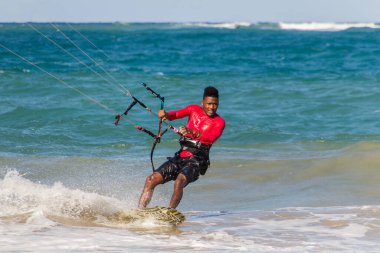 CABARETE, DOMINICAN Cumhuriyet - 13 Aralık 2018: Cabarete, Dominik Cumhuriyeti 'nde Kitesurfer