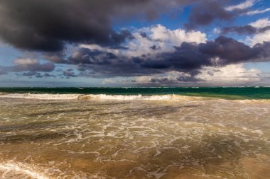 Denizin üzerinde dramatik bulutlar