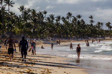 PUNTA CANA, DOMINICAN Cumhuriyet - 8 ARALIK 2018: Dominik Cumhuriyeti, Bavaro sahilindeki insanlar