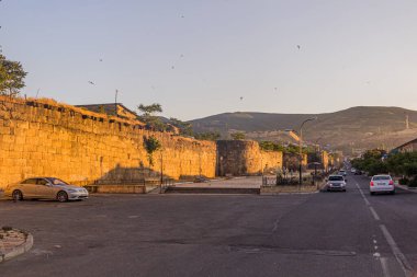DERBENT, RUSSIA - 22 Haziran 2018: Rusya 'nın Dağıstan Cumhuriyeti' ndeki eski Derbent 'in tahkim duvarları