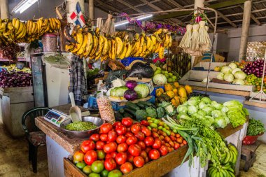 JARABACOA, DOMINICAN CUMHURİYETİ - 10 Aralık 2018: Jarabacoa, Dominik Cumhuriyeti 'ndeki bir pazarda sebze tezgahı