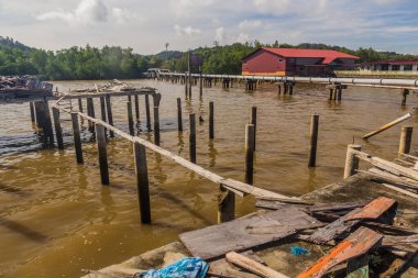 Brunei 'nin başkenti Bandar Seri Begawan' daki Kampong Ayer su köyündeki boru hatları.