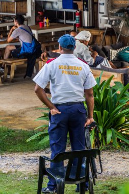 LAS TERRENAS, DOMINICAN Cumhuriyet - 3 Aralık 2018: Las Terrenas, Dominik Cumhuriyeti 'ndeki bir restoranın özel güvenlik görevlisi