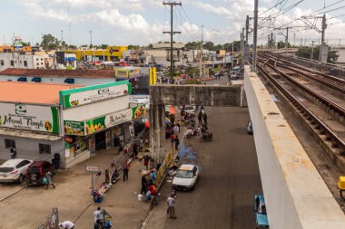 SANTO DOMINGO, DOMINICAN REUBLIC - 8 Kasım 2018: Dominik Cumhuriyeti 'nin başkenti Santo Domingo' nun yükseltilmiş metro hattı.