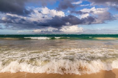 Dominik Cumhuriyeti, Bavaro plajında bulutlu bir gökyüzü