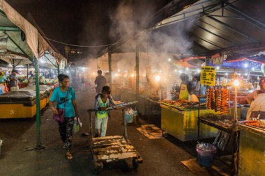 KOTA KINABALU, MALAYSIA - 23 Şubat 2018: Kota Kinabalu, Sabah, Malezya 'daki gece pazarında tavuk tezgahları