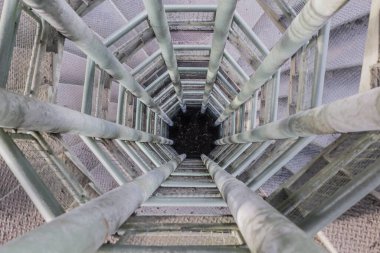 Sepilok, Sabah, Malezya 'daki Yağmur Ormanları Keşif Merkezi' ndeki tepe örtüsü gözlem kulesi.