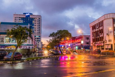 MIRI, MALAYSIA - 27 Şubat 2018: Miri, Sarawak, Malezya 'da akşam manzarası