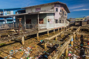 BANDAR SERI BEGAWAN, BRUNEI - 27 Şubat 2018: Brunei 'nin başkenti Bandar Seri Begawan' daki Kampong Ayer su kasabasında çöp