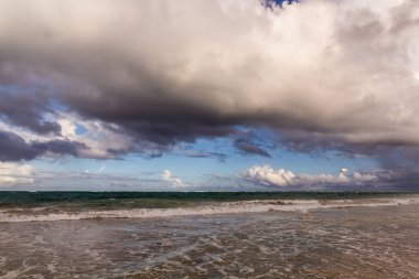 Deniz üzerinde dramatik bulutlar