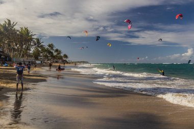 CABARETE, DOMINICAN Cumhuriyet - 14 ARALIK 2018: Cabarete sahilindeki uçurtmacılar, Dominik Cumhuriyeti
