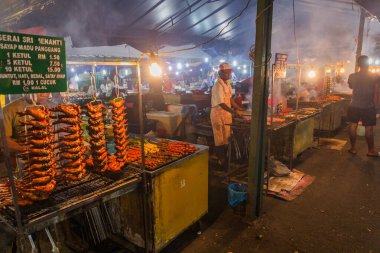 KOTA KINABALU, MALAYSIA - 25 Şubat 2018: Kota Kinabalu, Sabah, Malezya 'daki gece pazarında tavuk tezgahları