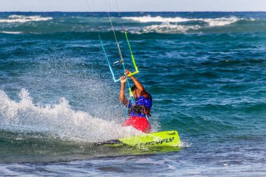 CABARETE, DOMINICAN Cumhuriyet - 13 Aralık 2018: Cabarete, Dominik Cumhuriyeti 'nde Kitesurfer