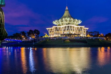 Malezya 'nın başkenti Kuching' deki Sarawak Eyaleti Yasama Meclisi binasının gece görüşü