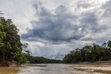 Kinabatangan nehri üzerindeki kara bulutlar, Sabah, Malezya