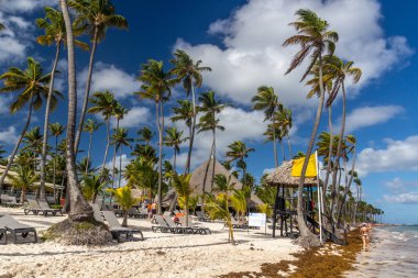 PUNTA CANA, DOMINICAN Cumhuriyet - 8 ARALIK 2018: Dominik Cumhuriyeti, Bavaro sahilindeki insanlar
