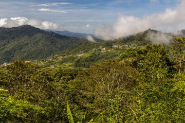 Kinabalu Dağı yakınlarındaki dağların manzarası, Sabah, Malezya