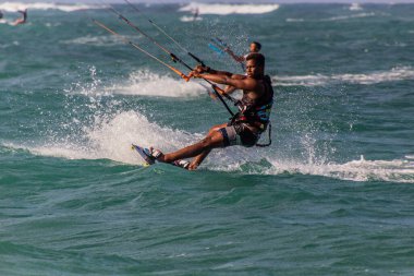 CABARETE, DOMINICAN Cumhuriyet - 14 ARALIK 2018: Cabarete sahilindeki uçurtmacılar, Dominik Cumhuriyeti