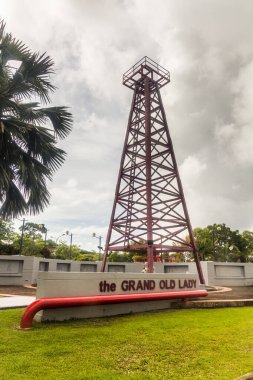 MIRI, MALAYSIA - 28 Şubat 2018: Miri, Sarawak, Malezya 'daki Büyük Yaşlı Kadın petrol kuyusu