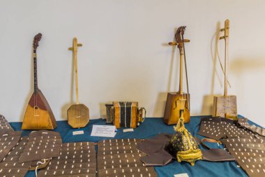 ELISTA, RUSSIA - 27 Haziran 2018: Rusya 'nın Elista kentindeki Eşsiz Kalmykia Müzesinde müzik aletleri