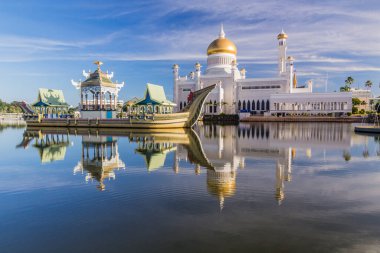 Omar Ali Seydien Camii ve Bandar Seri Begawan, Brunei 'deki bir kraliyet mavnasının kopyası.