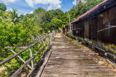 Batang Rejang nehri yakınında geleneksel bir uzun ev olan Veranda, Sarawak, Malezya