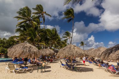 PUNTA CANA, DOMINICAN Cumhuriyet - 8 ARALIK 2018: Turistler Bavaro sahilinin tadını çıkarıyorlar, Dominik Cumhuriyeti