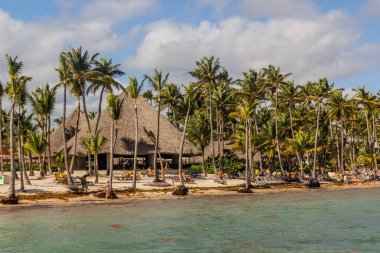 PUNTA CANA, DOMINICAN Cumhuriyet - 8 ARALIK 2018: Dominik Cumhuriyeti, Bavaro sahilindeki insanlar
