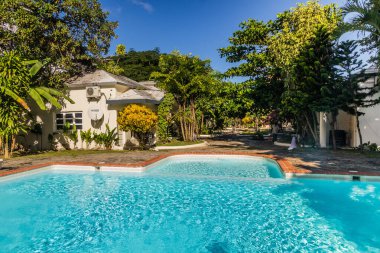 LAS TERRENAS, DOMINICAN Cumhuriyet - 4 ARALIK 2018: Las Terrenas, Dominik Cumhuriyeti 'ndeki Afreeka Beach Hostel Havuzu