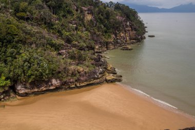 Bako Ulusal Parkı 'nda bir sahil manzarası, Sarawak, Malezya