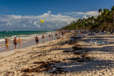 PUNTA CANA, DOMINICAN Cumhuriyet - 8 ARALIK 2018: İnsanlar Bavaro sahilinin tadını çıkarıyor, Dominik Cumhuriyeti