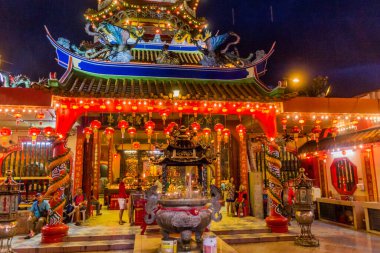 SIBU, MALAYSIA - 1 Mart 2018: Sibu, Sarawak, Malezya 'daki Tua Pek Kong Tapınağı gece görüşü