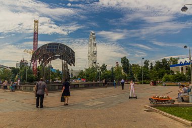 TÜMEN, RÜZYA - 6 Temmuz 2018: Tyumen, Rusya 'daki Şehir Parkının Görünümü