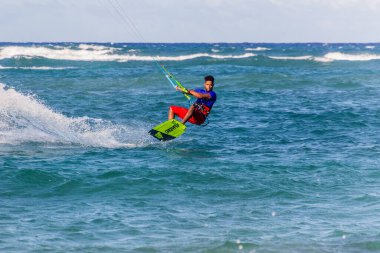 CABARETE, DOMINICAN Cumhuriyet - 13 Aralık 2018: Cabarete, Dominik Cumhuriyeti 'nde Kitesurfer