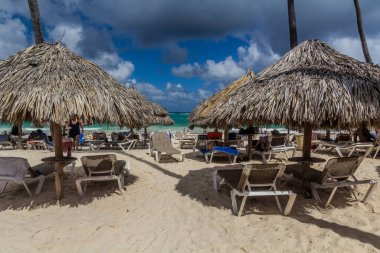 PUNTA CANA, DOMINICAN REPUBLIC - 8 ARALIK 2018: Dominik Cumhuriyeti 'nin Bavyera sahilinde şemsiye