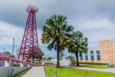 MIRI, MALAYSIA - 28 Şubat 2018: Miri, Sarawak, Malezya 'daki Büyük Yaşlı Kadın petrol kuyusu